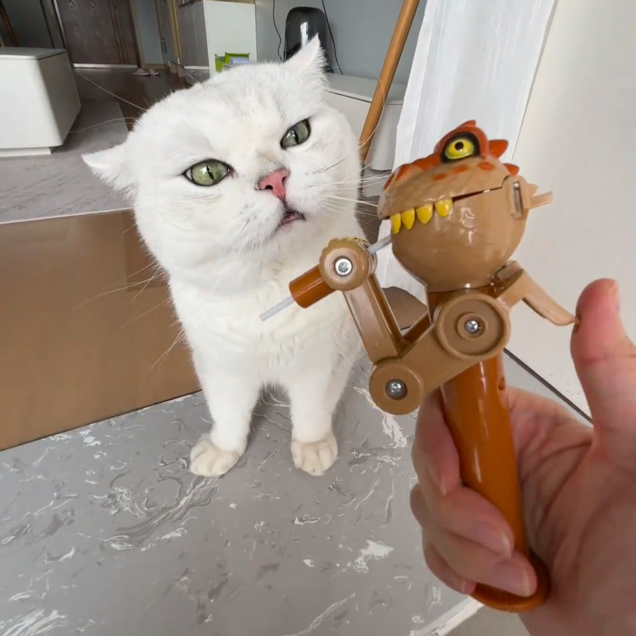 棕色恐龙机器人棒棒糖新款可爱2026吃糖创意糖果逗猫玩具吃糖神器