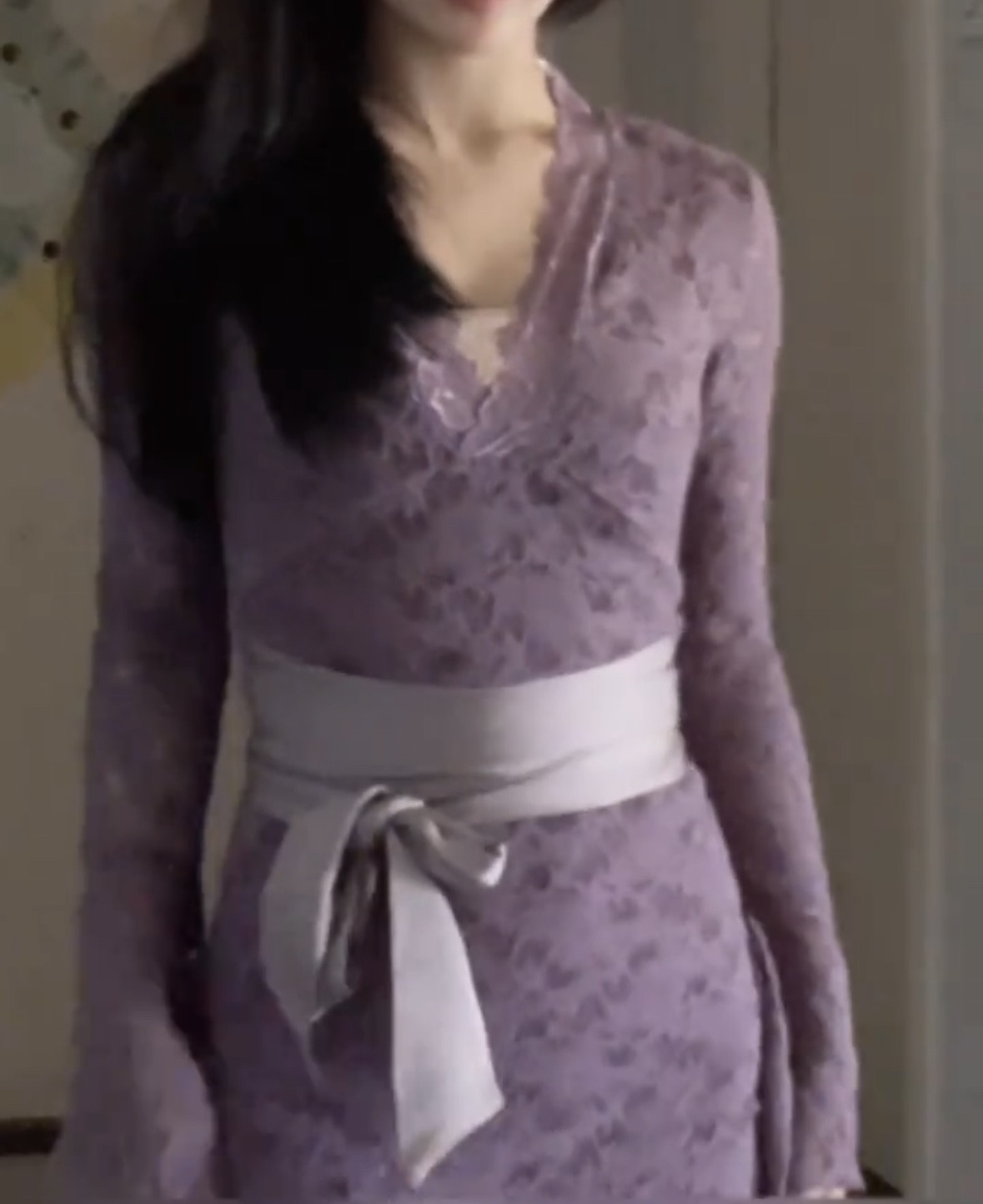 秋冬新款纯欲辣妹V领长袖连衣裙女修身显瘦绑带蕾丝包臀裙中长裙