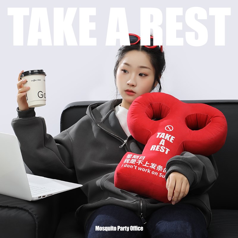 蚊字有局  创意抱枕 办公室 护腰靠F垫星期日我是不上发条的W