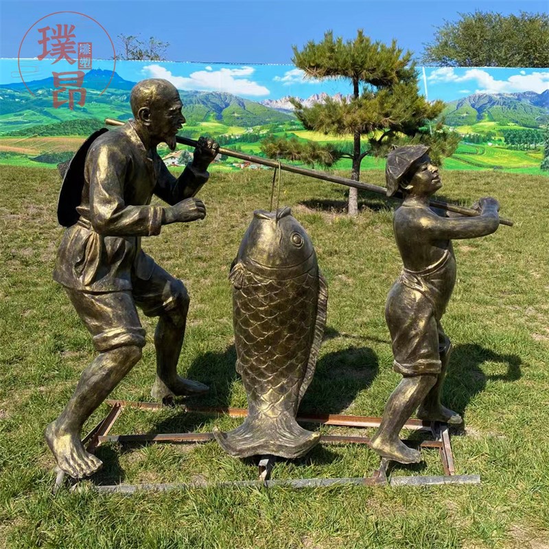 爷俩擡大鱼玻璃纤维雕塑 渔乡渔民捕鱼回家场景雕像 渔村老渔夫民
