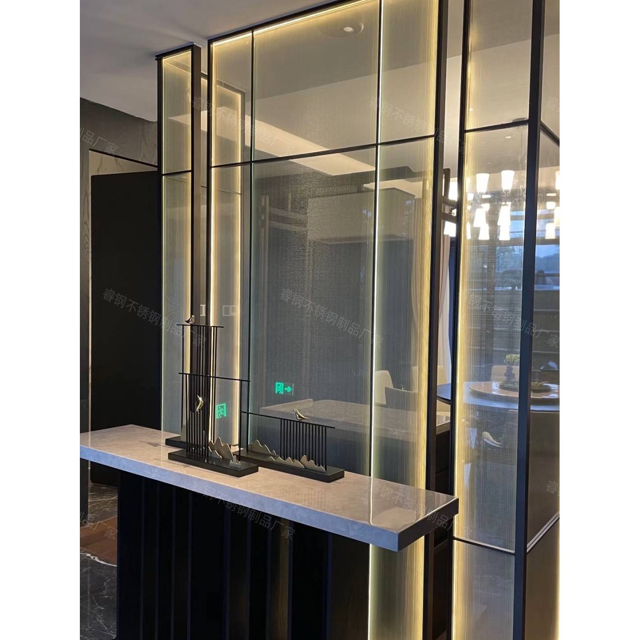 现代简约不锈钢弧形夹丝艺术玻璃屏风隔断酒店售楼部玄关卡座定制