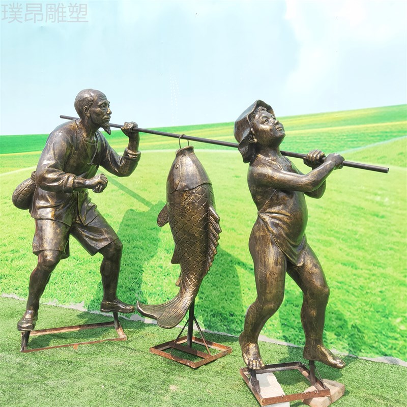 爷俩擡大鱼玻璃纤维雕塑 渔乡渔民捕鱼回家场景雕像 渔村老渔夫民