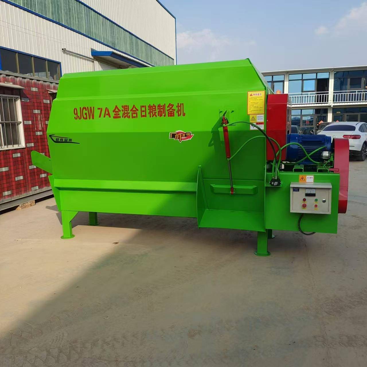 TMR牛羊饲料搅拌机干湿两用全日粮粉碎柔丝全自动一体搅拌机