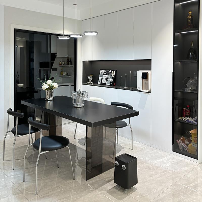 悬浮纯黑岩板餐桌小户型家用现代简约黑色亚克力餐桌椅2024新款