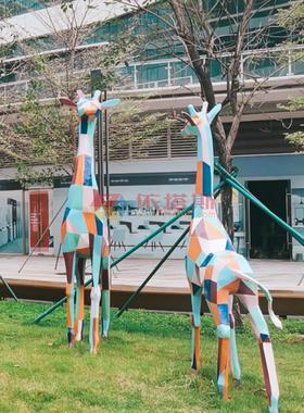 龙岗区玻璃钢彩绘长颈鹿雕塑小区草坪林园绿地仿真动物鹿