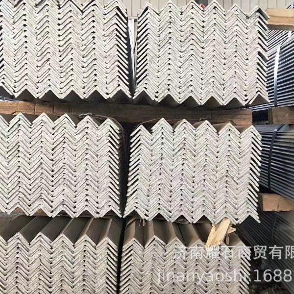 现货防锈镀锌角钢角铁Q235B热轧镀锌不等边角钢热镀锌角钢