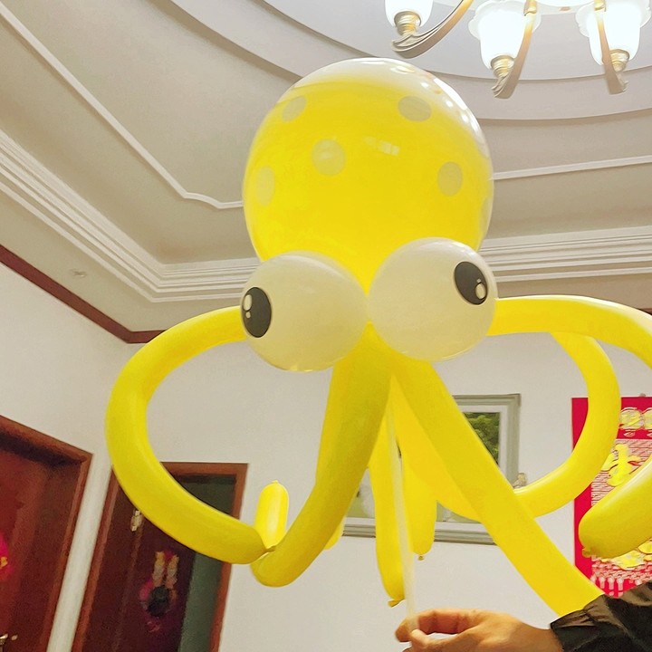 新款网红章鱼波波球带灯发光八爪鱼儿童手持创意材料包地摊街卖