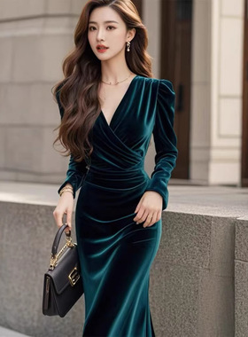 秋冬季法式御姐风情长裙高端气质墨绿色丝绒连衣裙上档次新款2024