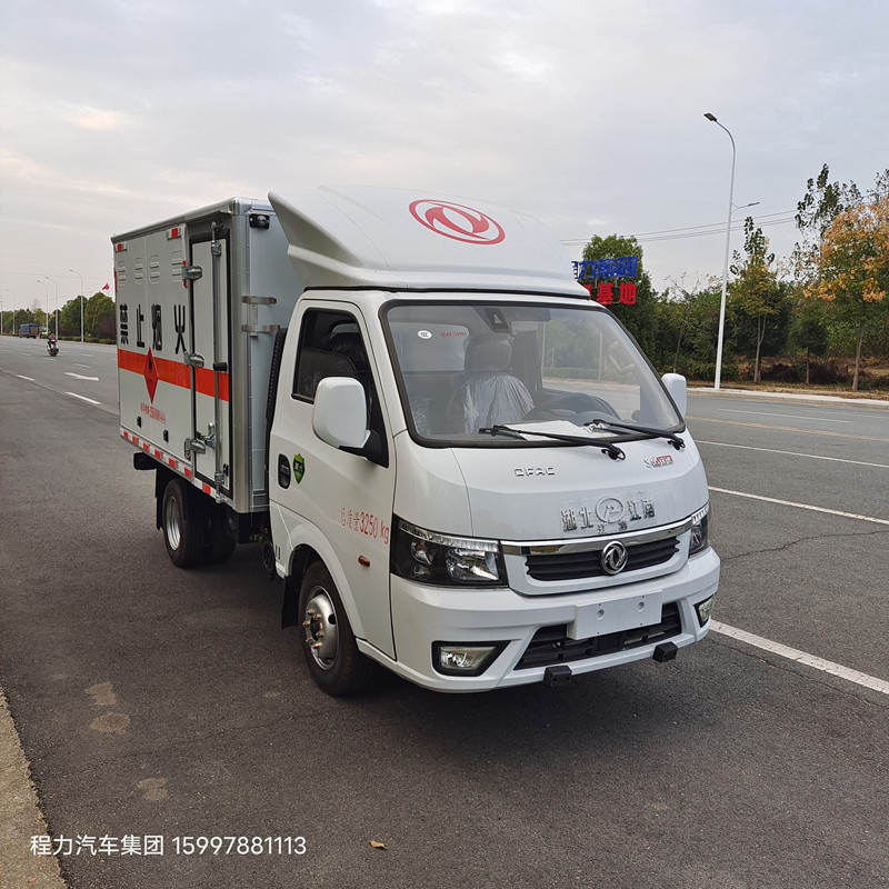 3.5米厢式东风途逸危货车