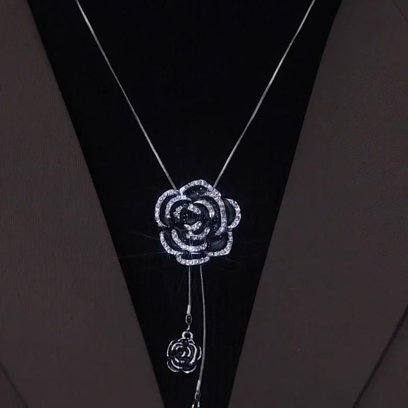 韩国长款毛衣链轻奢气质山茶花吊坠2023年新款项链衣服挂件装饰品