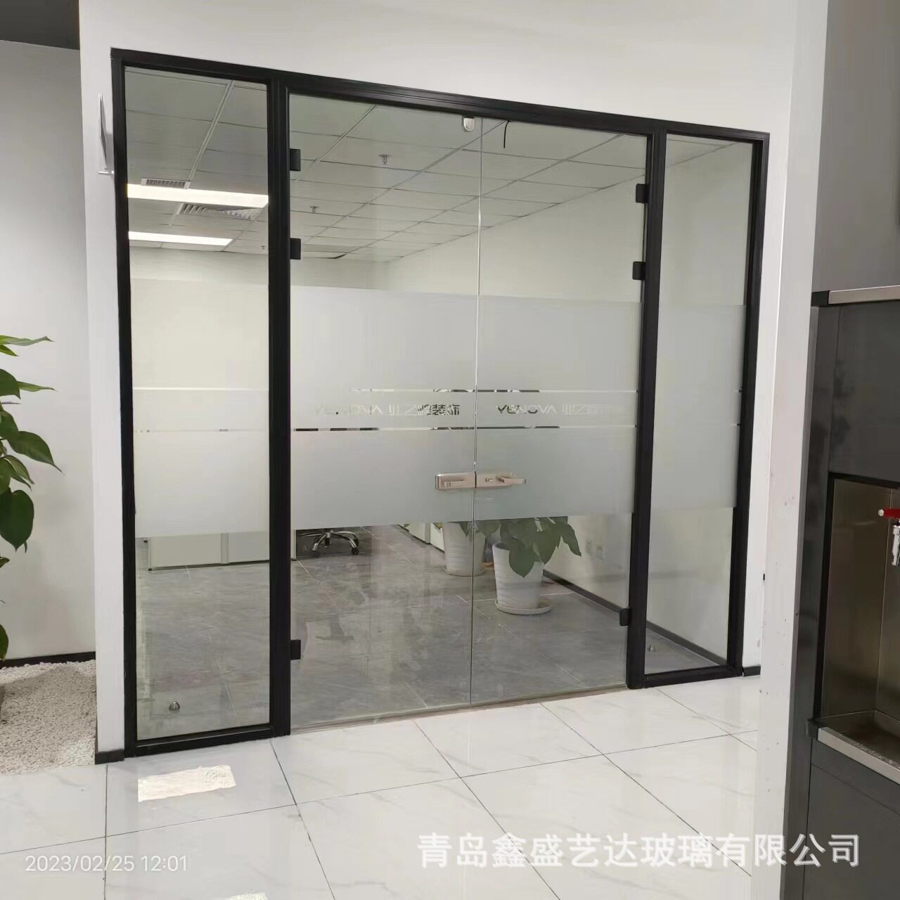 青岛城阳胶州玻璃隔断 钢化玻璃 镜子制作安装包工包料价格优惠