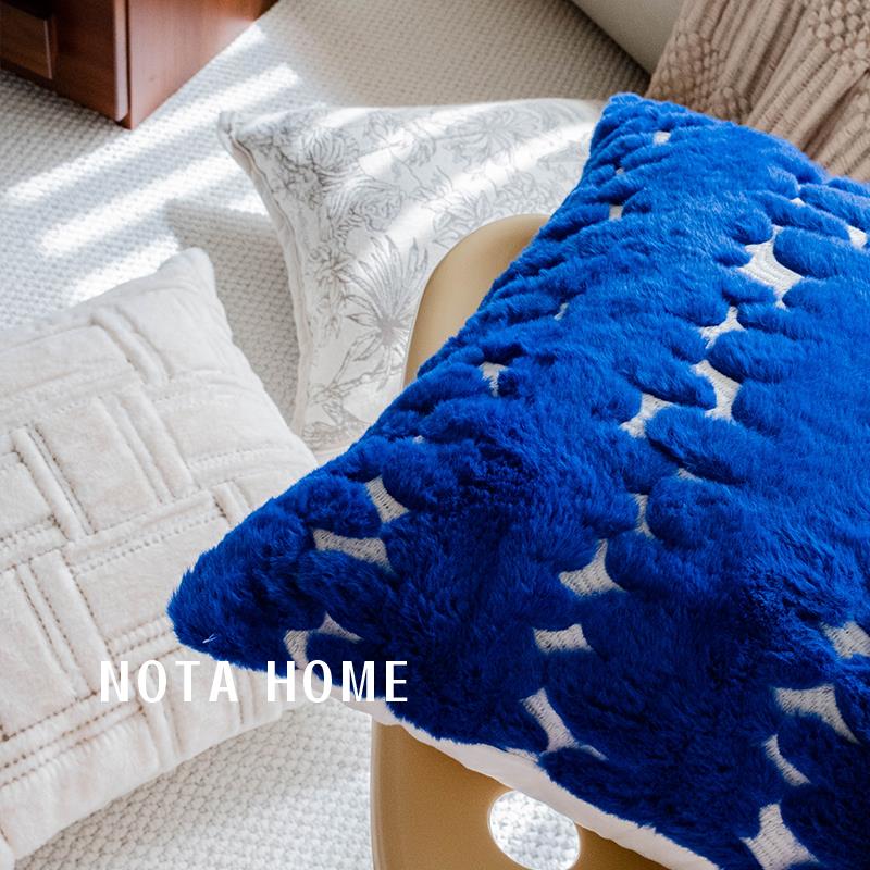 北欧风靠垫ins抱枕套克莱因蓝毛绒靠枕车载超软方枕客厅沙发靠垫