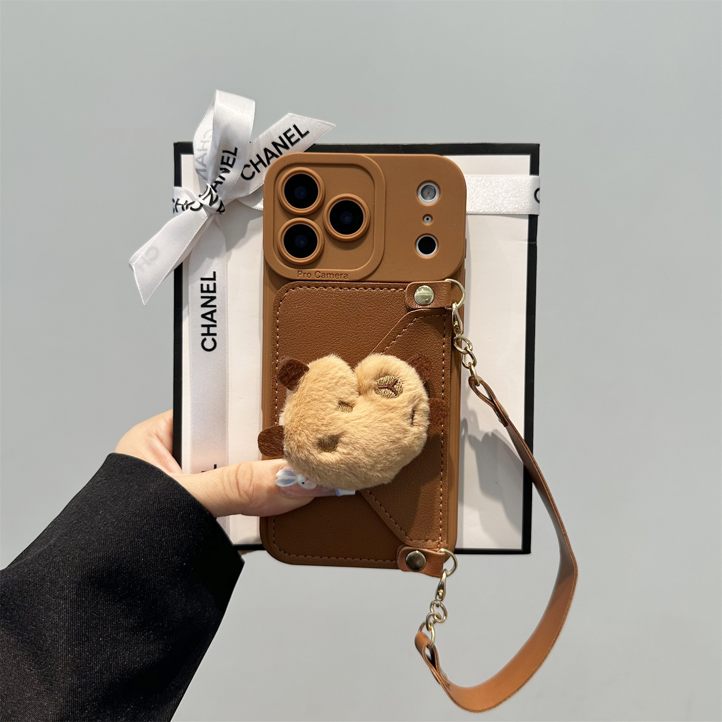 棕色卡皮巴拉毛绒卡包手机壳