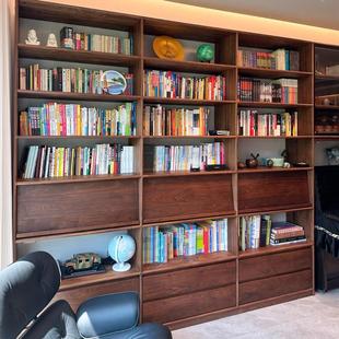 全实木满墙书架落地原木风书柜整面墙黑胡桃木置物架一体到顶定制