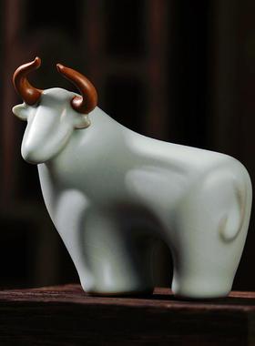 汝窑小牛摆件景德镇陶瓷办公室桌面装饰品瓷器复古青瓷新年吉祥物