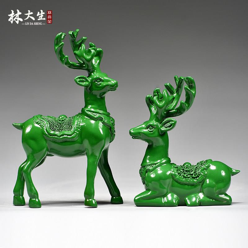 绿色木制梅花鹿饰品为家庭客厅实木雕刻麋鹿对木材装饰木制工艺品