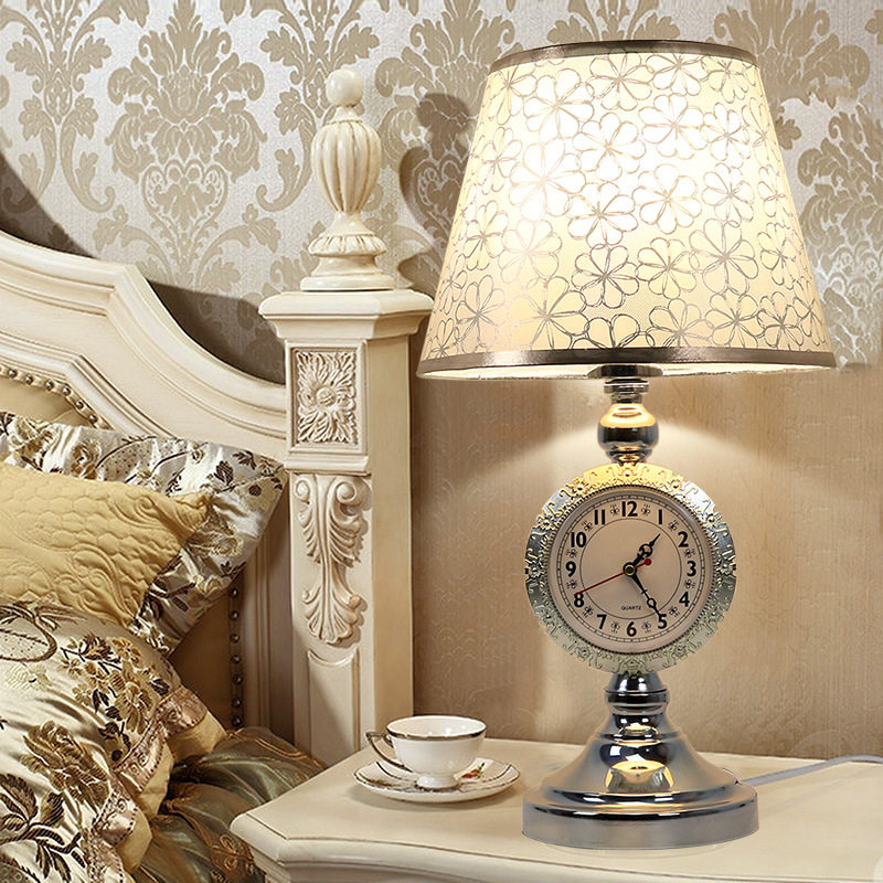 台灯卧室网红灯床头装饰温馨创意简约现代钟表北欧家用结婚长明灯