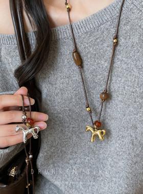 马年限定金色小马吊坠项链