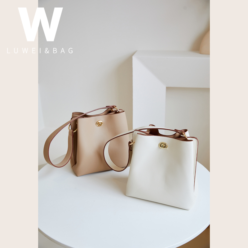 真皮水桶包轻奢小众通勤斜挎包