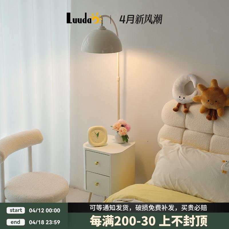 奶油风温馨氛围感卧室床头柜一体落地灯现代简约风客厅沙发边几灯
