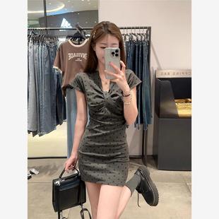 V领连衣裙子女夏季 甜美灰色波点短袖 辣妹小个子收腰褶皱A字包臀裙
