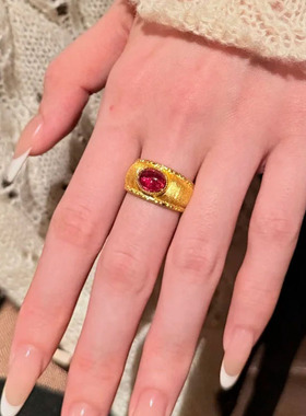 小红书爆款拉丝红宝鸽子蛋戒指女复古宫廷风宽版精致指环