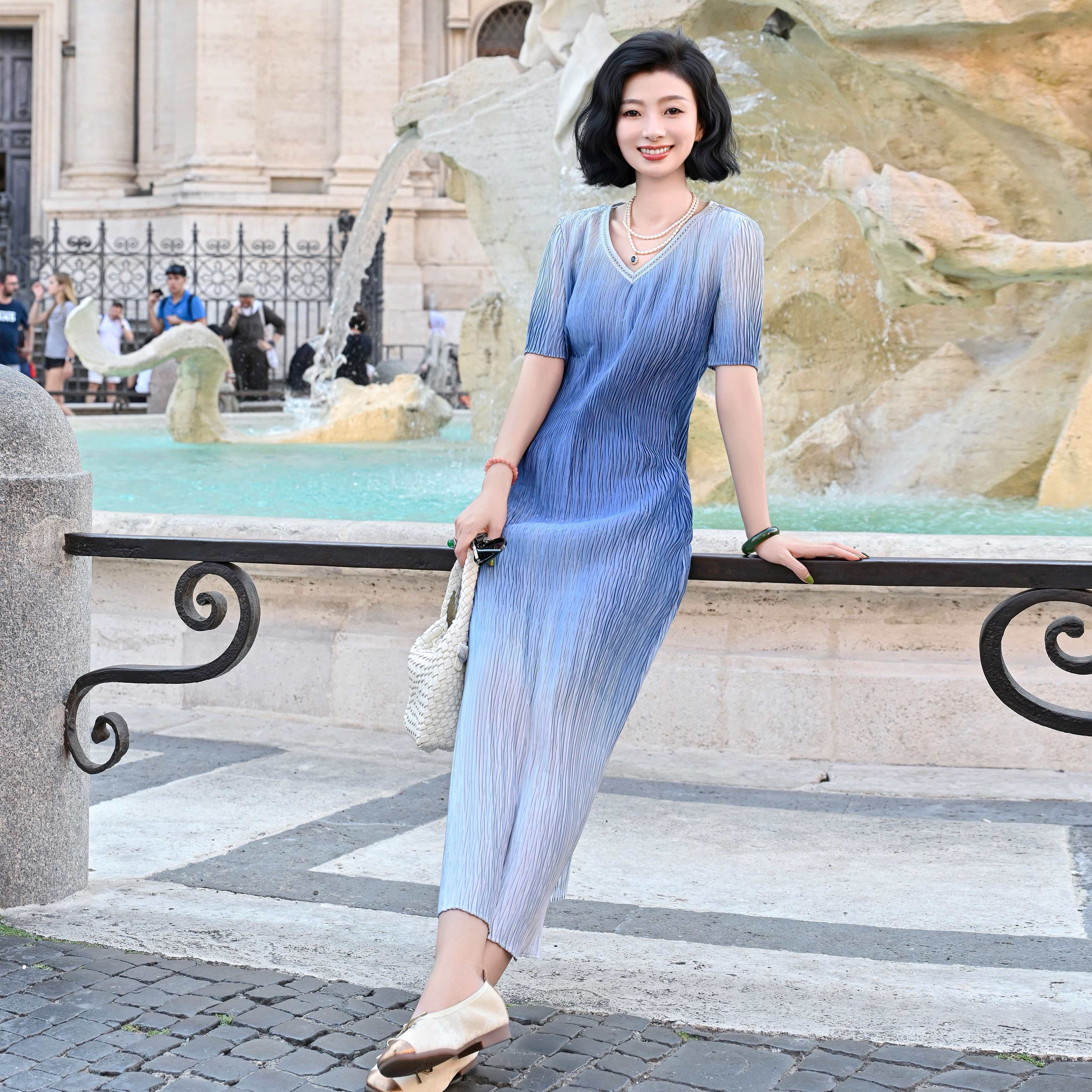 西子/【海天一色】重工压褶花窗V领渐变写意蓝色连衣裙女/CQYF122