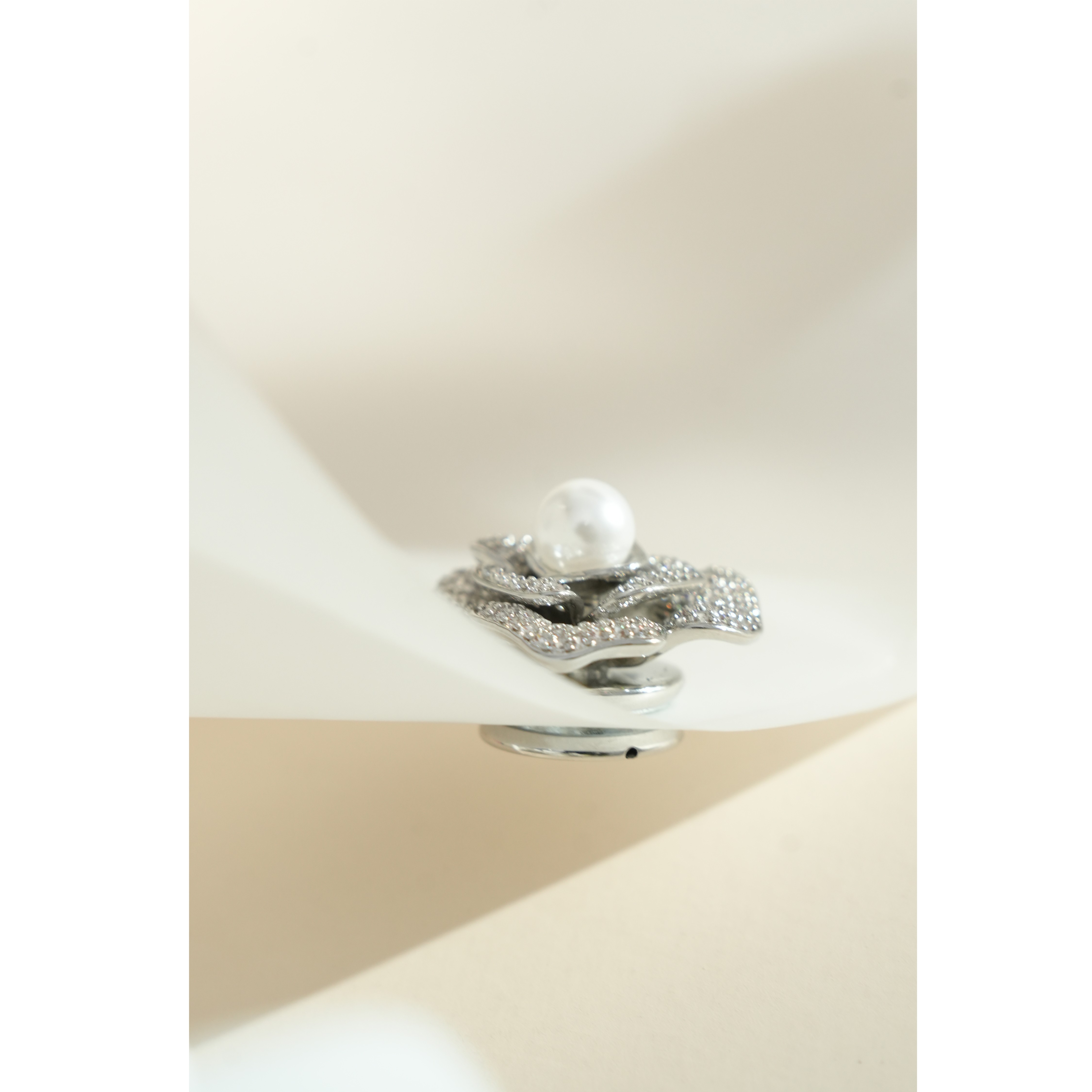 西子/【绮梦山茶】时尚百搭花朵造型强力磁吸胸针/SSBOY008图片