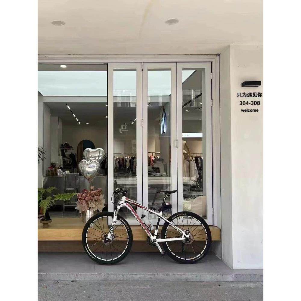 左右推拉折叠窗铝合金咖啡奶茶店厨房吧台开放式吧台全开铝合金窗图片