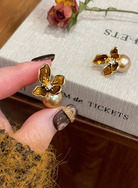 法式复古咖色鸢尾花珍珠耳钉女式简约百搭轻奢气质独特耳环耳饰品