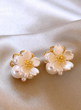 2026新款耳环轻奢高级感气质大气珍珠花朵耳钉女独特精致通勤耳饰