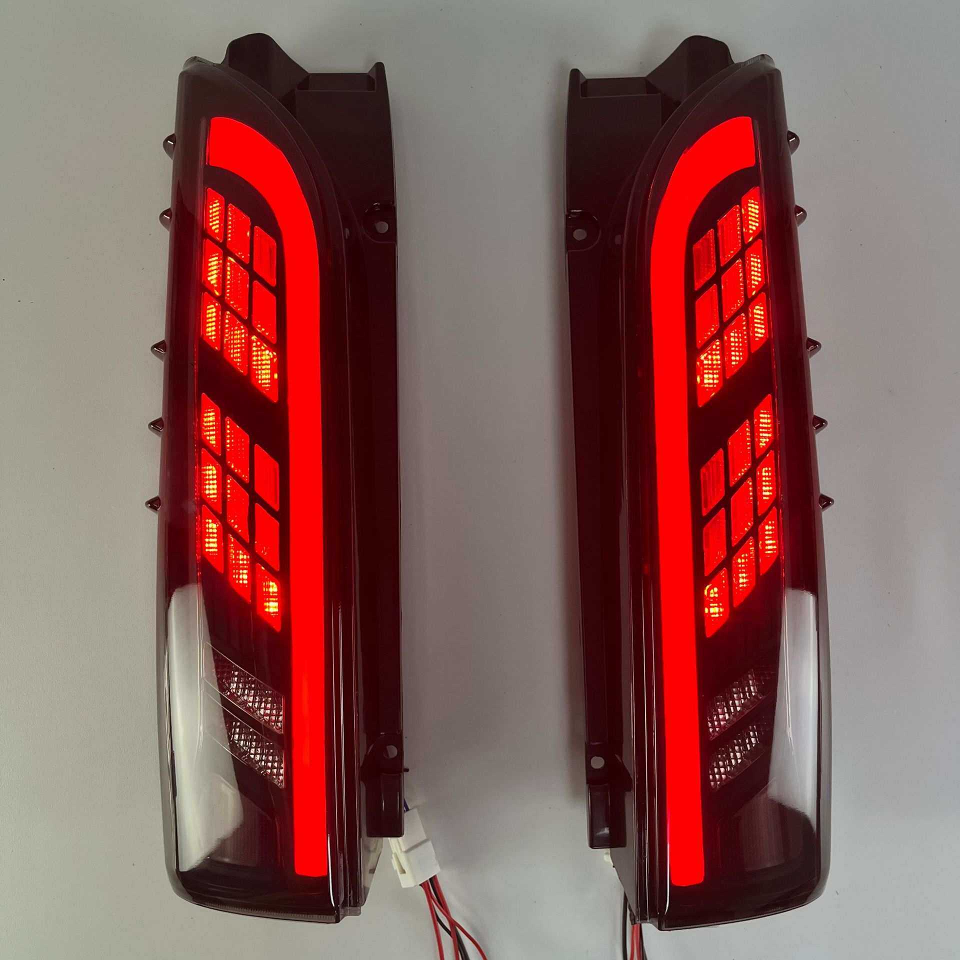 适用于05-18年丰田海狮 HIACE 200系改LED尾灯刹车灯流水转向灯