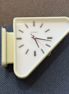 dulton金属双面挂钟 挂墙三角形挂表  咖啡厅设计感复古静音钟表