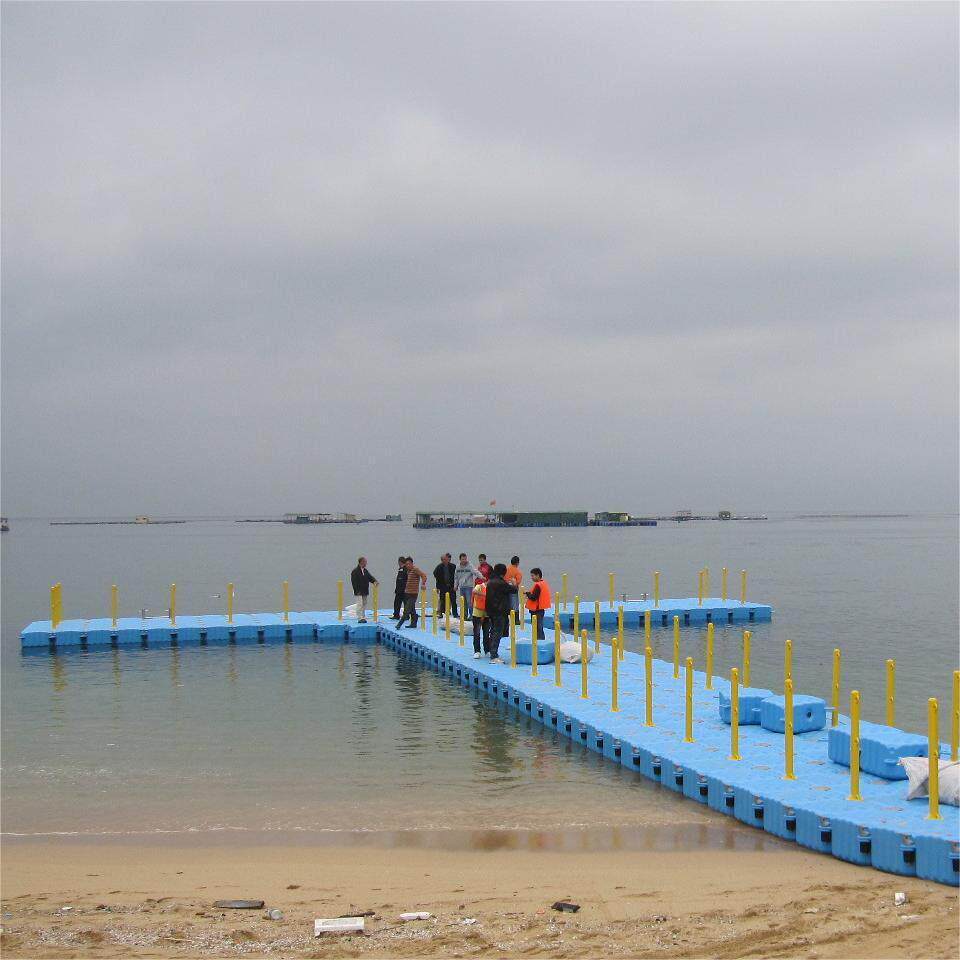 水上摩托艇码头停靠 海上冲浪浮桥 塑料浮筒浮台靠船游艇泊位码头