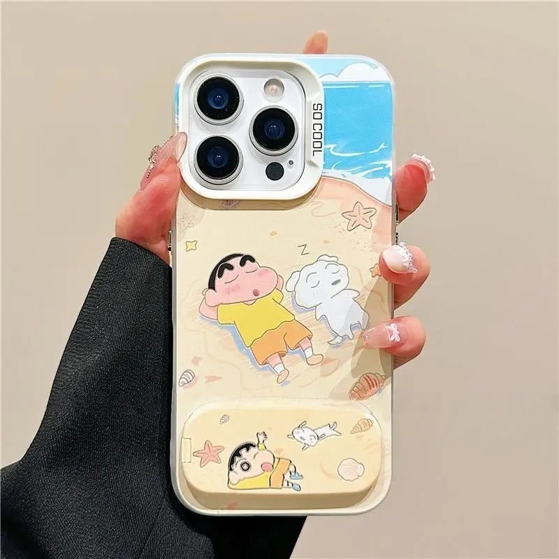 手机壳高级感16ProMax沙滩小新带镜子支架适用iPhone12红米K80彩银OPPORENO14创意硬小米15苹果13卡通荣耀X70