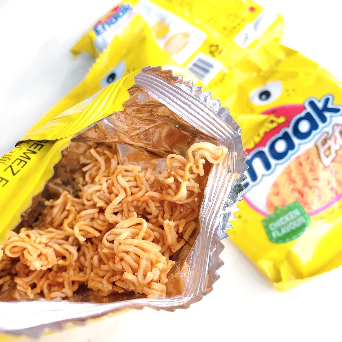 印尼进口小鸡面28gGemezEnaak烤鸡香辣味点心干脆面网红休闲零食