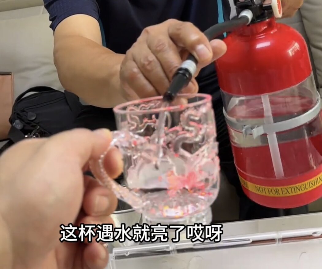 炫彩发光神龙杯聚会神器遇水发光七彩闪光变色杯酒杯水杯