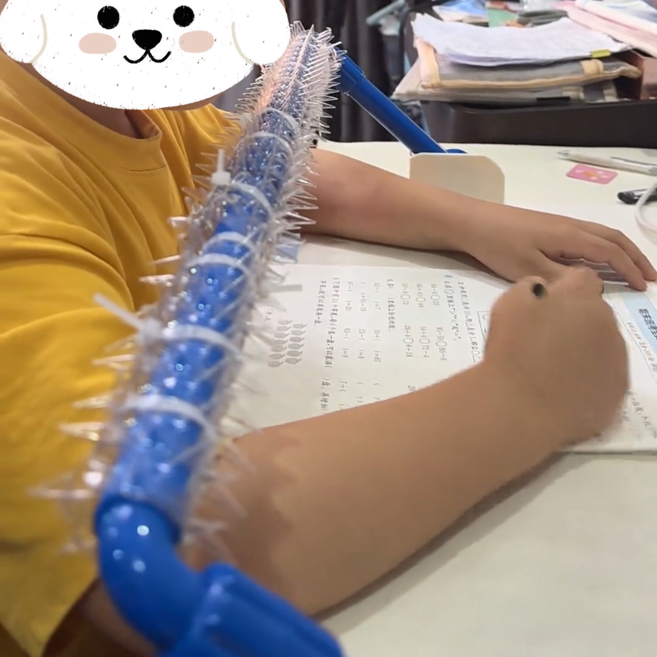 学生专用儿童防弯腰趴着写字纠正姿势神器狼牙轴矫正坐姿器刺钉垫