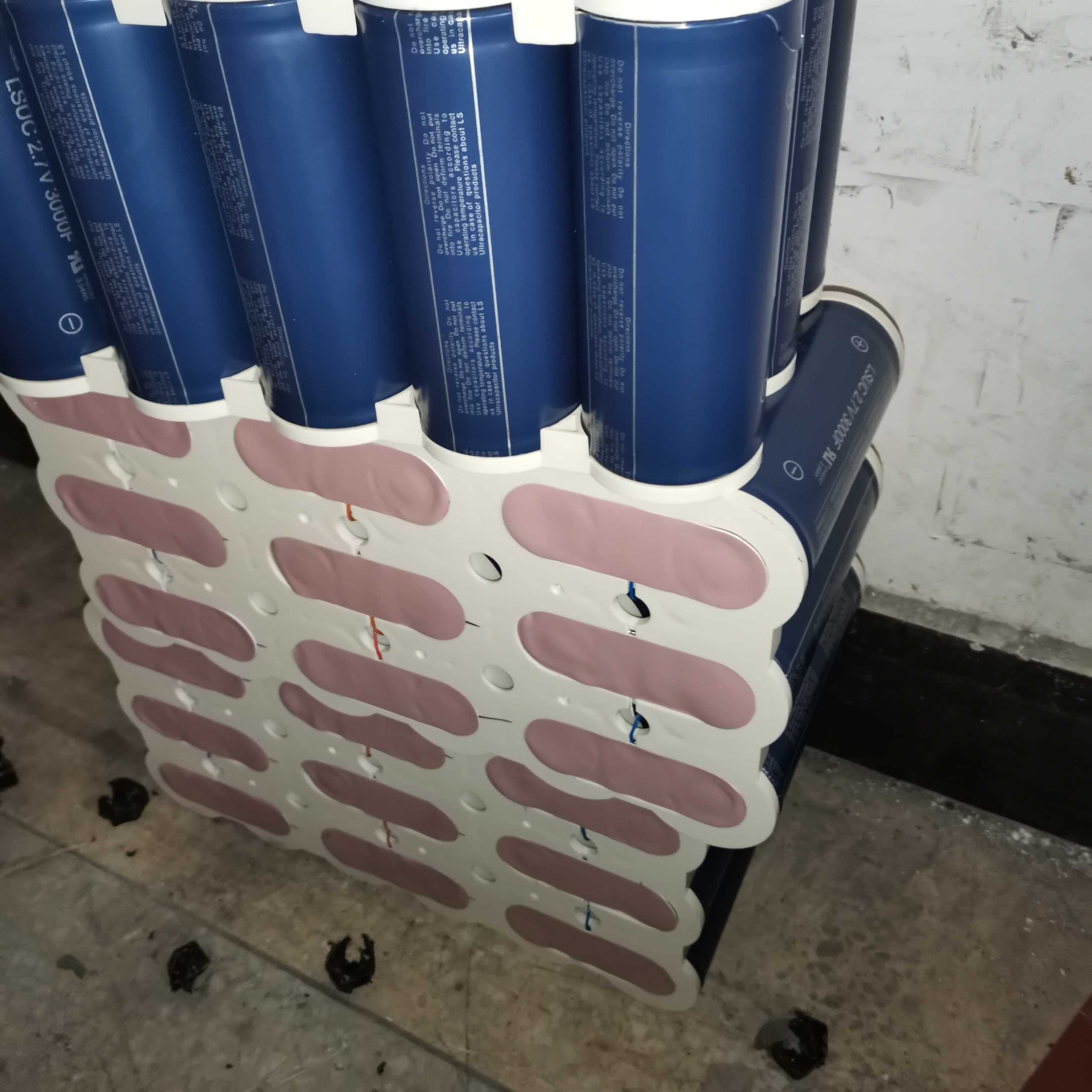 2.7V 3000F  LSUC超级电容 48V 165F