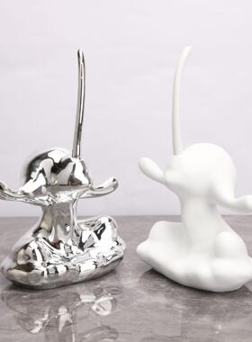 现代简约长鼻子人物树脂创意摆件样板房酒柜玄关客厅装饰品摆设