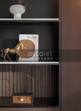 邸高家居新中式样板间柜体开放格展示柜雅金挂画装饰书档铜马摆件