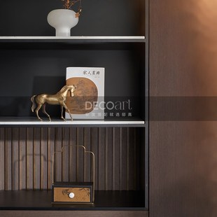 邸高家居新中式样板间柜体开放格展示柜雅金挂画装饰书档铜马摆件