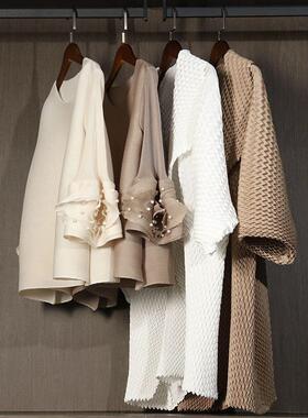 样板间衣服意式极简轻奢衣服女士连衣裙褶皱款设计师款衣帽间衣柜