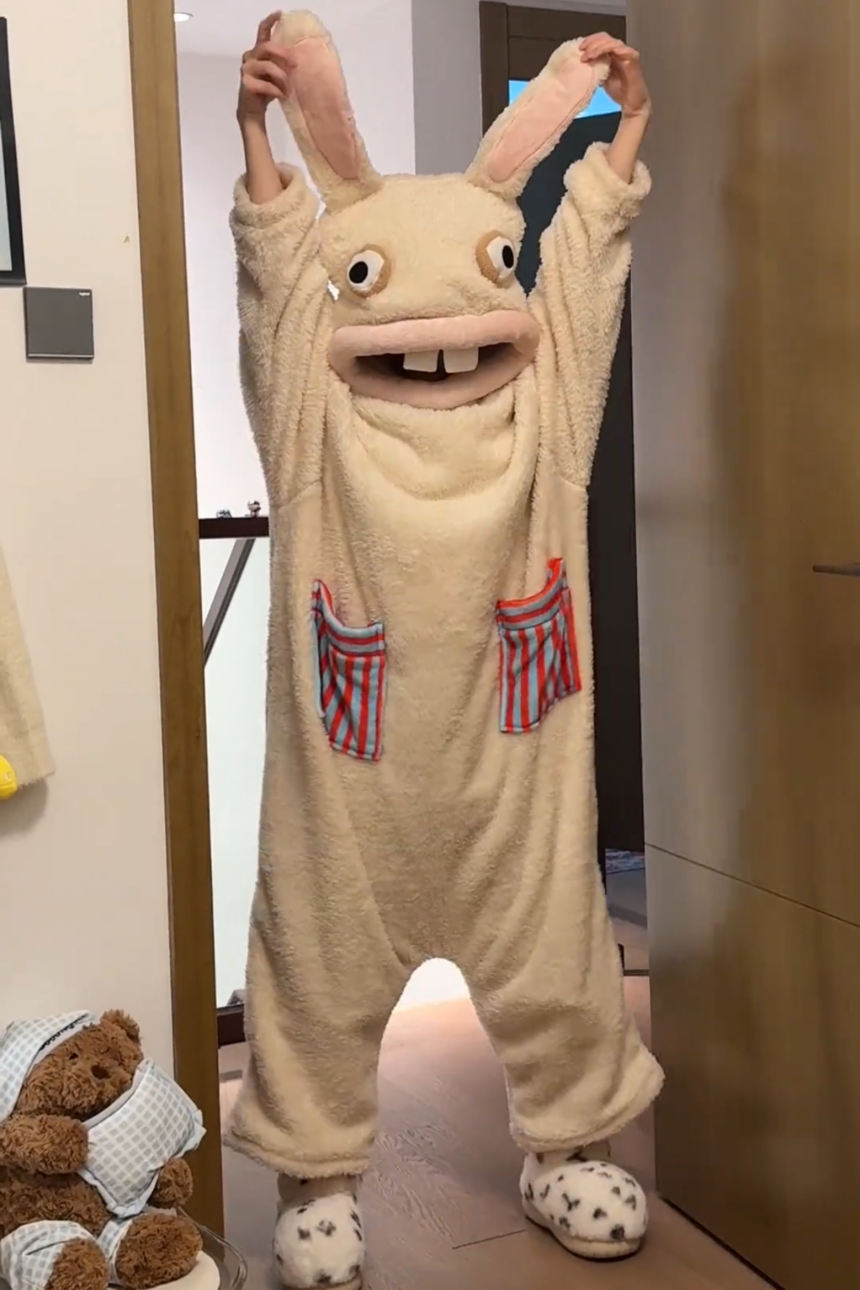 白色ins风丑萌兔子连体睡衣女秋冬季加厚保暖睡袍卡通搞怪玩偶服