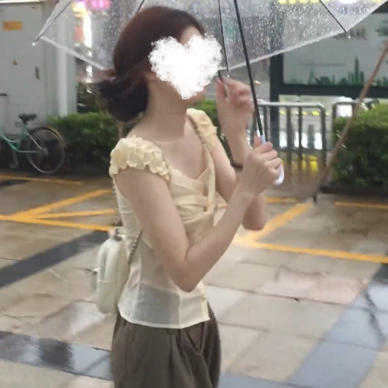 纯欲风T恤可一字肩收腰短款修身上衣奶黄色夏季小飞袖衬衫女