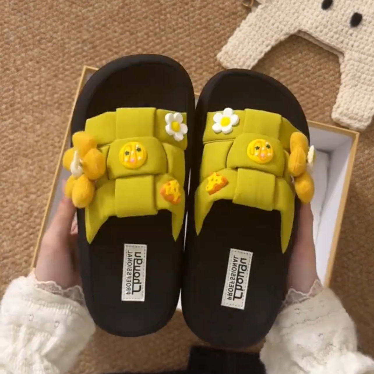 拖鞋新款2026编织面可爱小花朵女士一字拖防滑休闲沙滩凉鞋