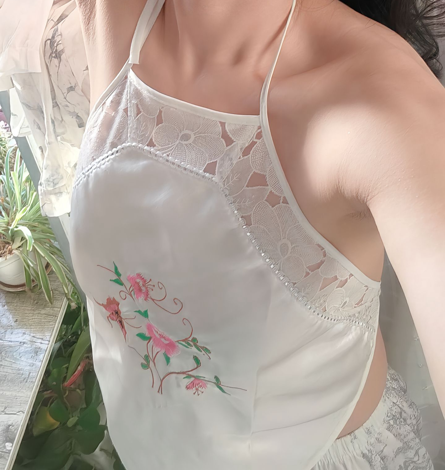 白色纯欲风小肚兜性感辣妹新款2025睡衣刺绣绣花精美图案上衣