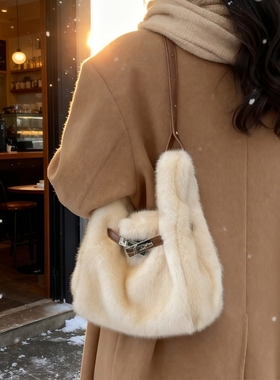 白色包包冬季秋冬毛绒包2025新款百搭高级感斜挎包毛毛的小挎包女