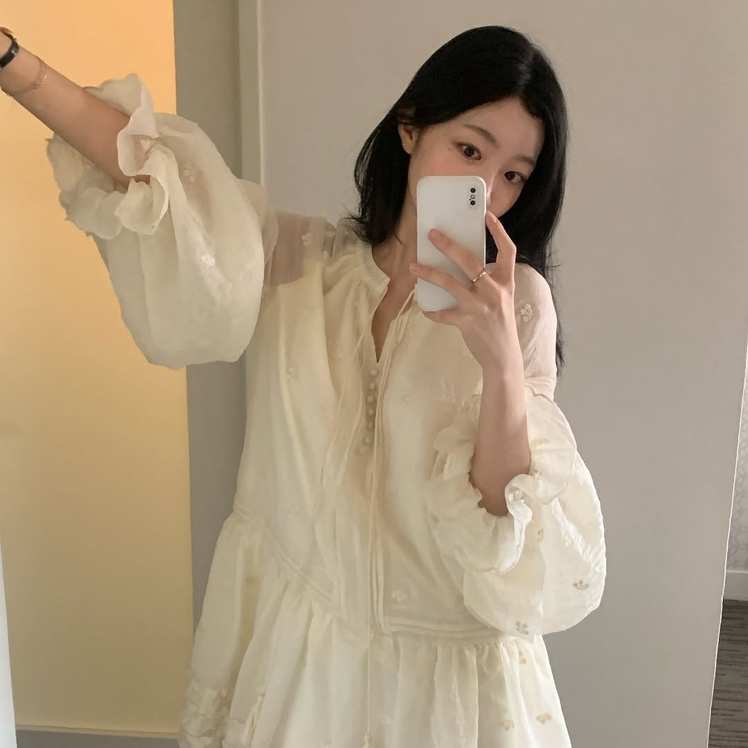 已出货 chic春季新款甜美减龄刺绣钩花木耳边小个子喇叭袖连衣裙
