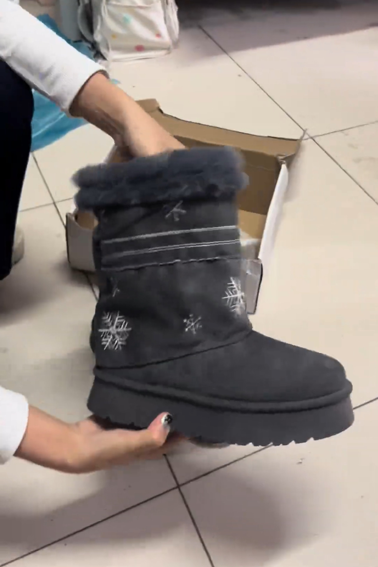 2025雪花蕾丝新款雪地靴灰色气质2025可拆卸加绒保暖毛毛靴